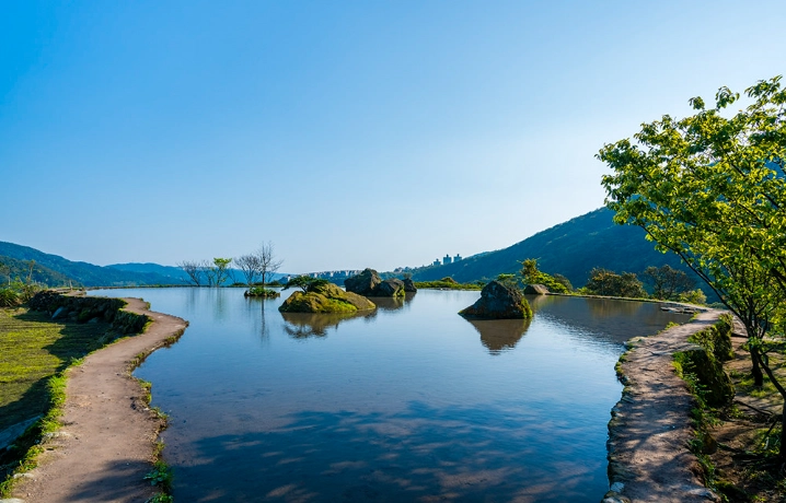 八煙聚落水中央