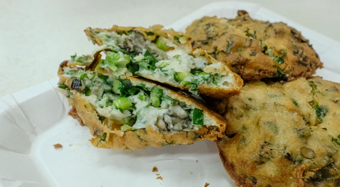 芳苑蚵仔煎終極指南：王功老店、獨門吃法與在地人私藏攻略