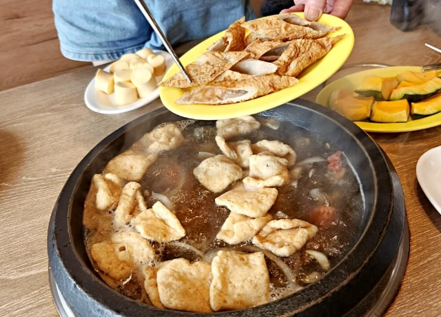 望海巷石頭火鍋彩虹屋