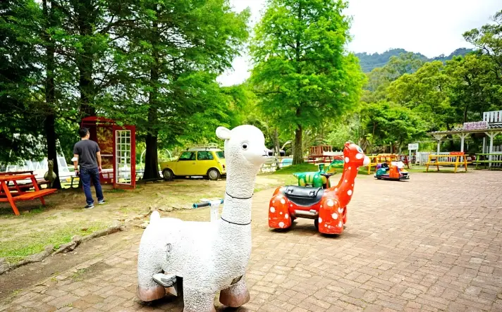 桃園農場餵動物