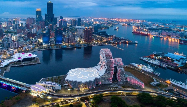 高雄鬧區一日遊終極指南：美食、景點、交通全攻略