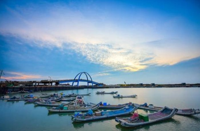 王功漁港一日遊完美攻略：潮間帶探險、燈塔夕照與鮮蚵美食之旅