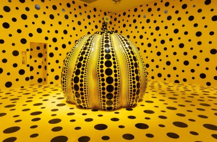 草間彌生作品介紹：從圓點到無限鏡屋的藝術旅程