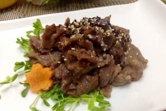 味噌梅花肉片料理