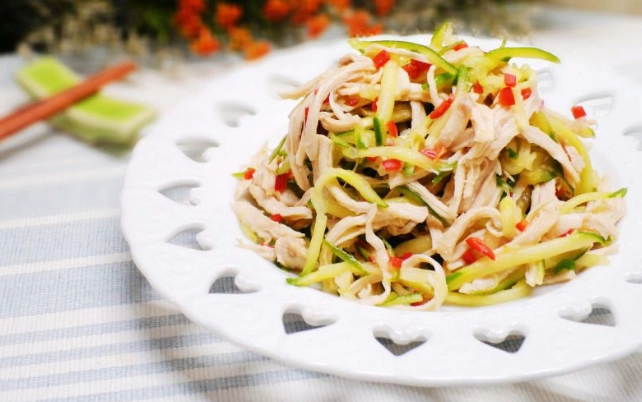 涼拌雞絲洋蔥小黃瓜營養