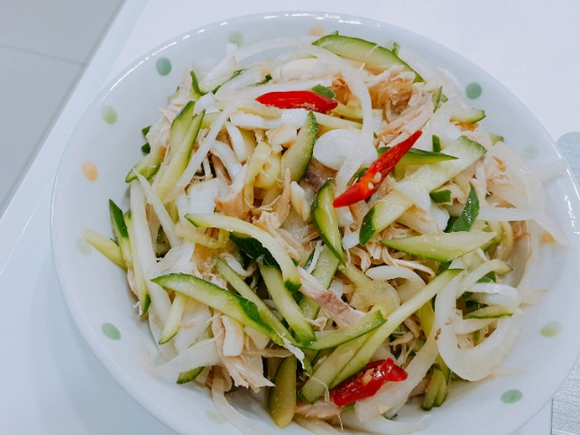 涼拌雞絲洋蔥小黃瓜做法