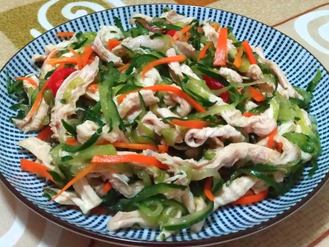 涼拌雞絲洋蔥小黃瓜食譜
