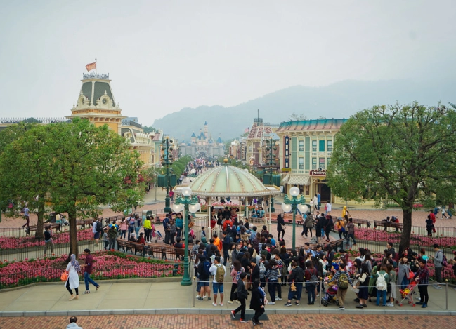 香港迪士尼排隊時間全攻略：省時技巧與熱門設施等待分析