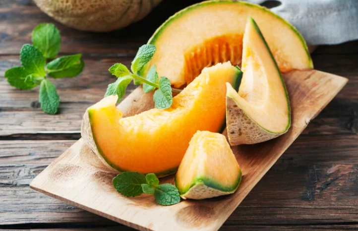 狗可以吃香瓜嗎？完整安全指南與餵食禁忌解析