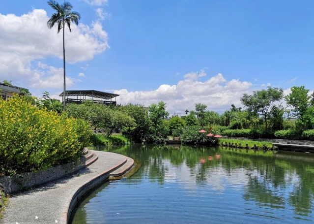 天然湧泉戲水池