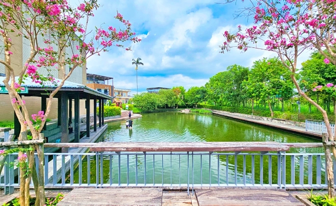 天然湧泉戲水池