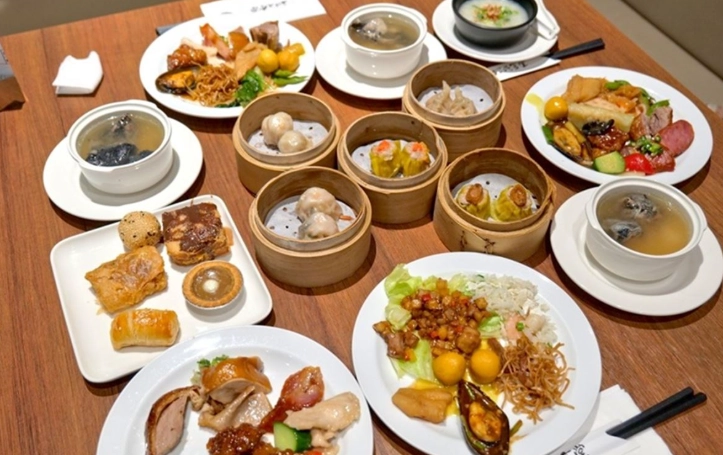 高雄一泊二食推薦：精選住宿與美食全攻略